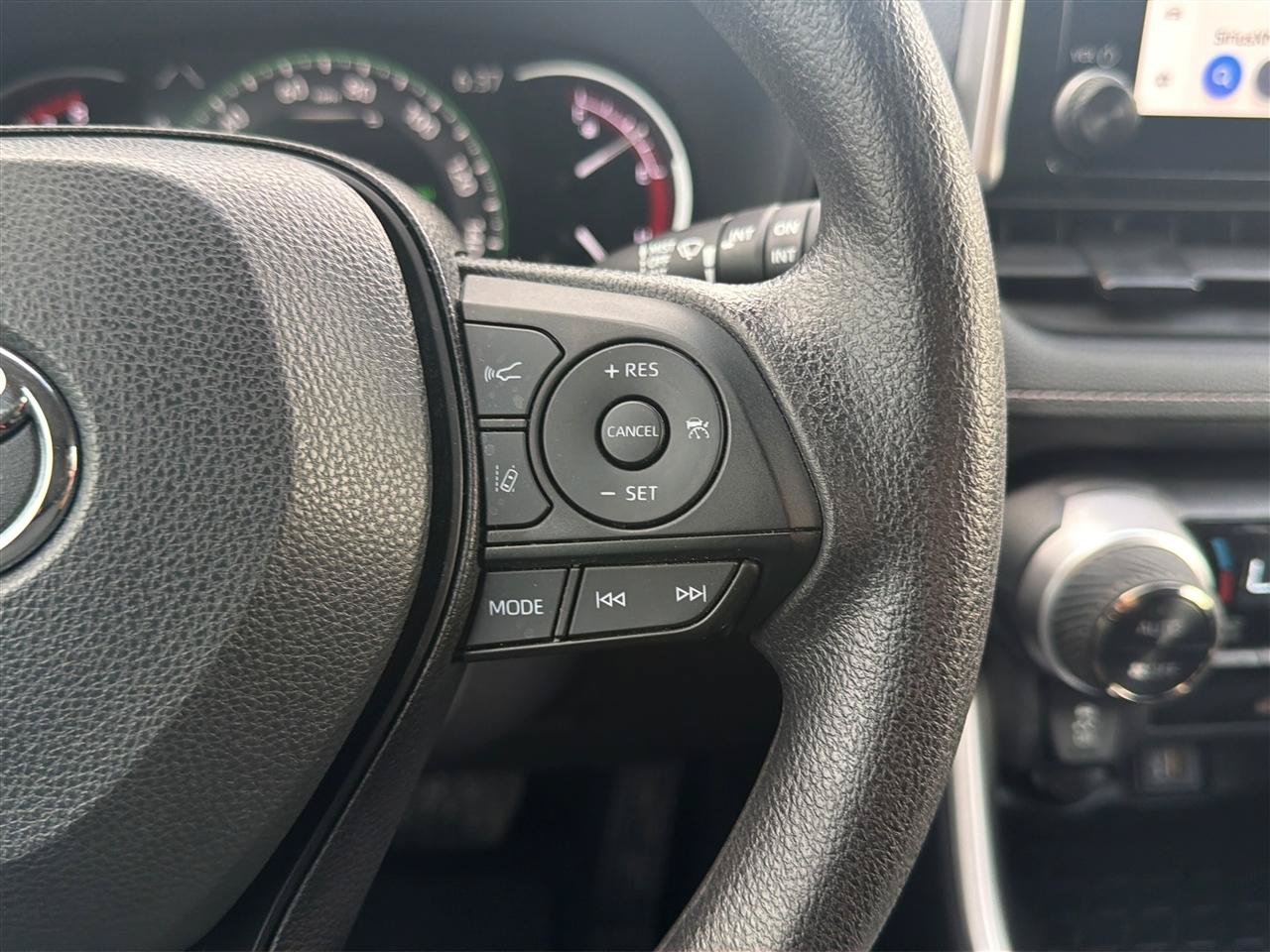 Used 2025 Toyota RAV4 XLE FWD image 22