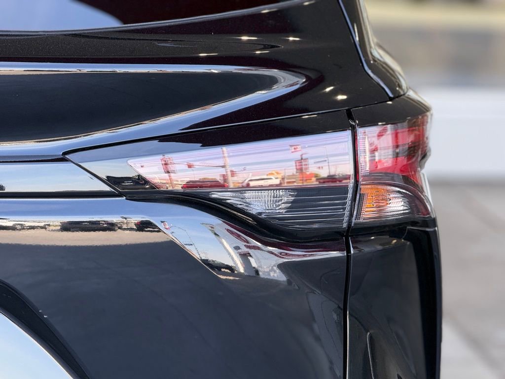 Certified 2025 Toyota Sienna XLE Woodland Edition image 14