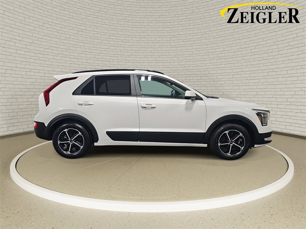 Used 2024 Kia Niro LX image 4