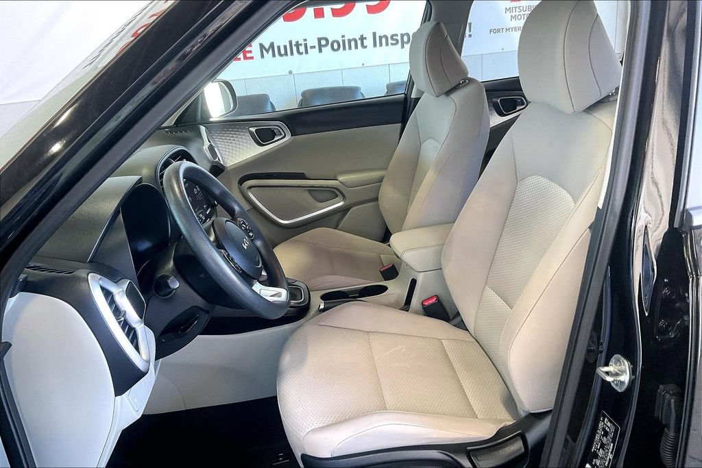 Used 2022 Kia Soul LX FWD image 3