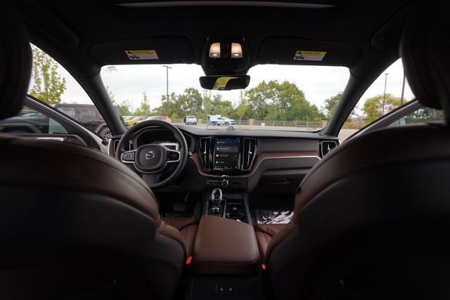 Used 2023 Volvo XC60 T8 Ultimate w/ Climate Package image 21