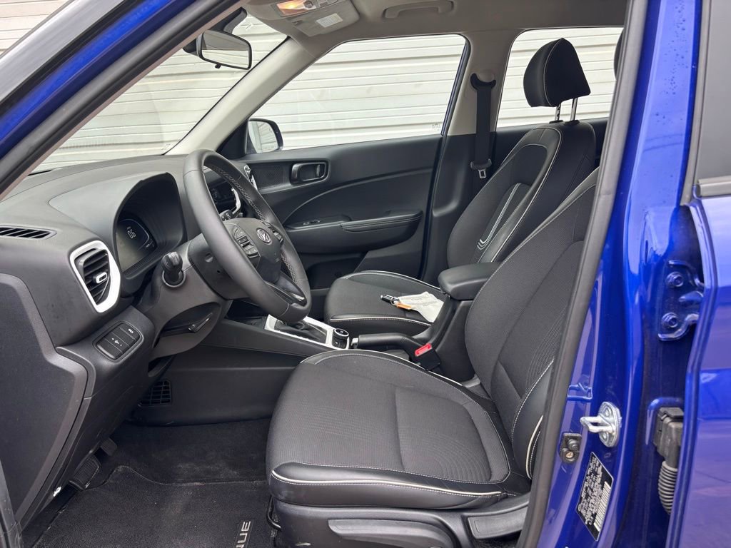 Used 2023 Hyundai Venue Limited w/ Cargo Package image 16