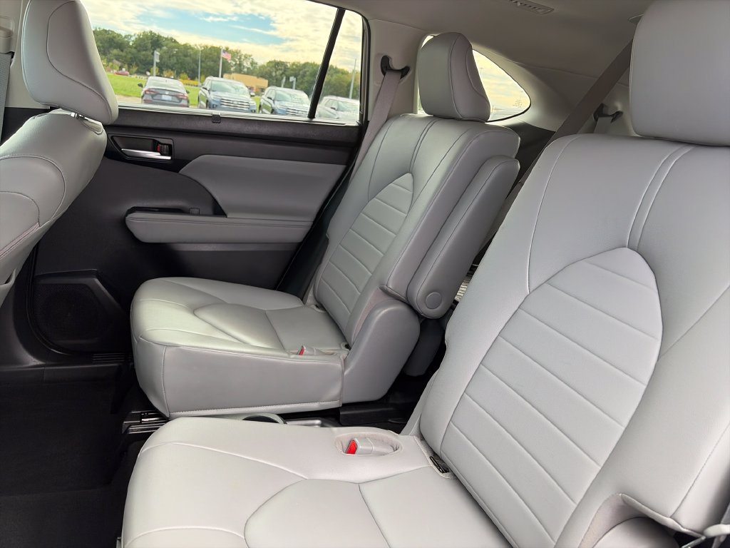 Used 2023 Toyota Highlander XLE AWD/4WD image 25