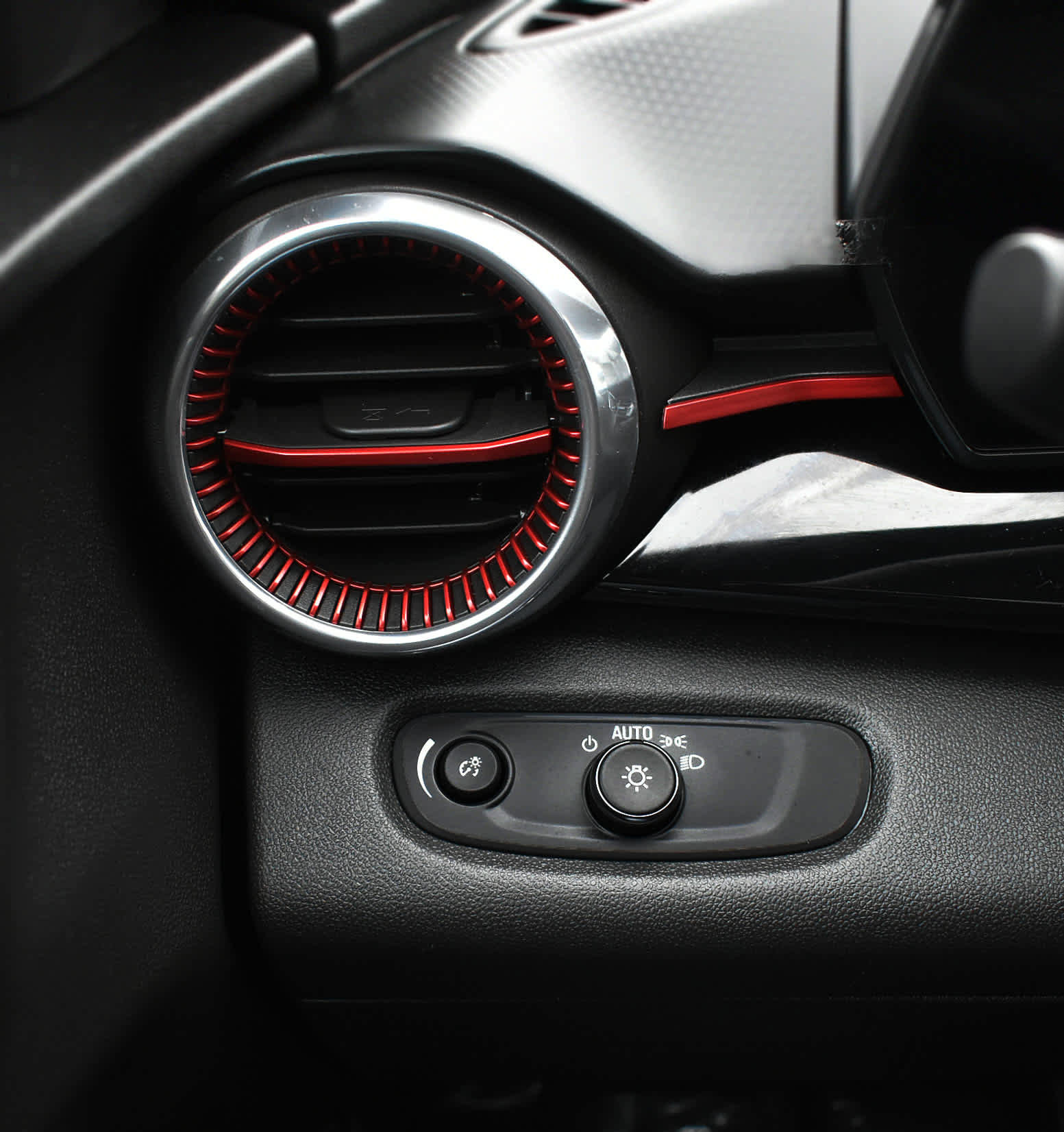 Used 2025 Chevrolet Trax RS w/ Sunroof Package image 24