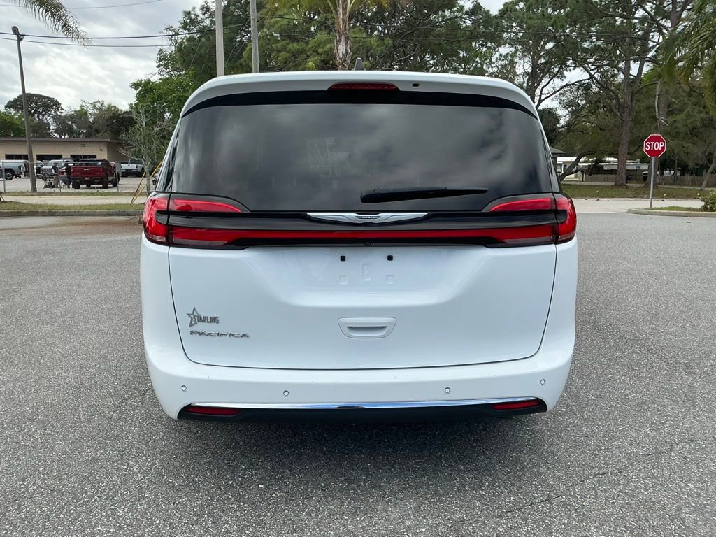 Used 2023 Chrysler Pacifica Touring-L image 6