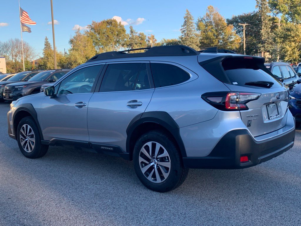 Used 2025 Subaru Outback Premium AWD/4WD image 3