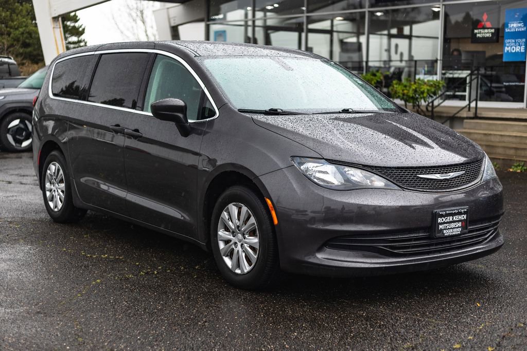 Used 2020 Chrysler Voyager L FWD image 7