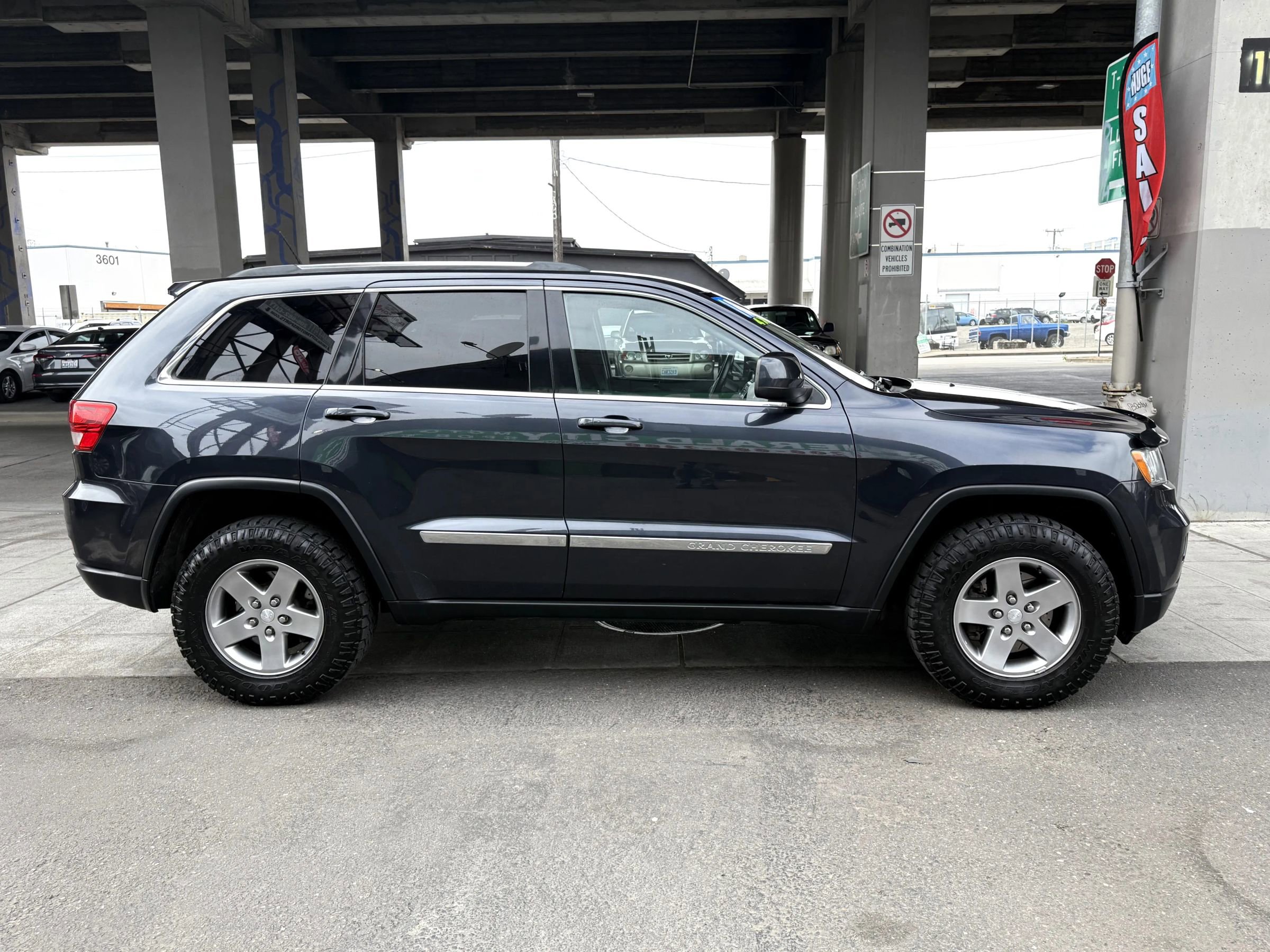 Used 2013 Jeep Grand Cherokee Laredo w/ Laredo E Group image 4