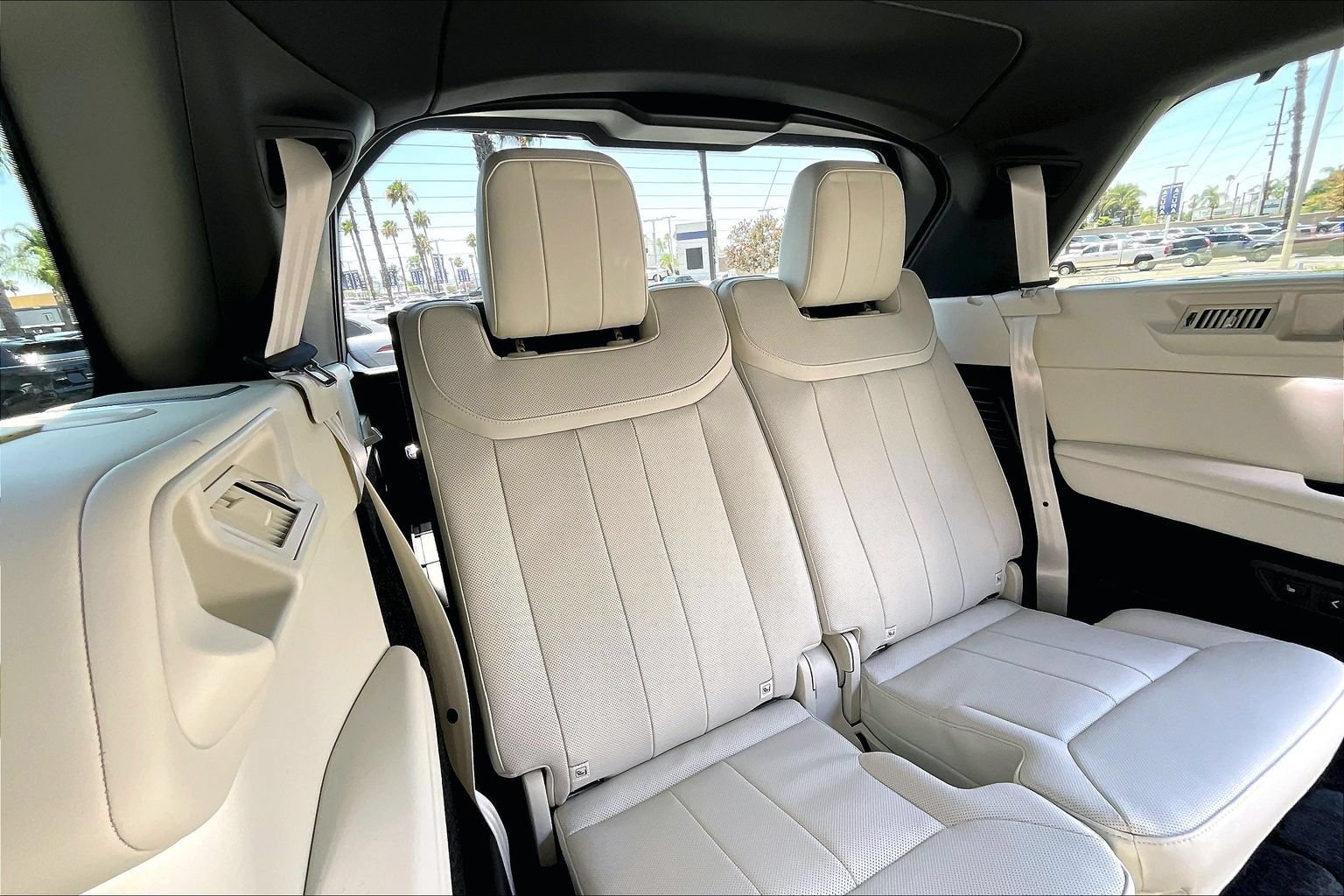 New 2026 Land Rover Range Rover Long Wheelbase SE AWD/4WD image 11