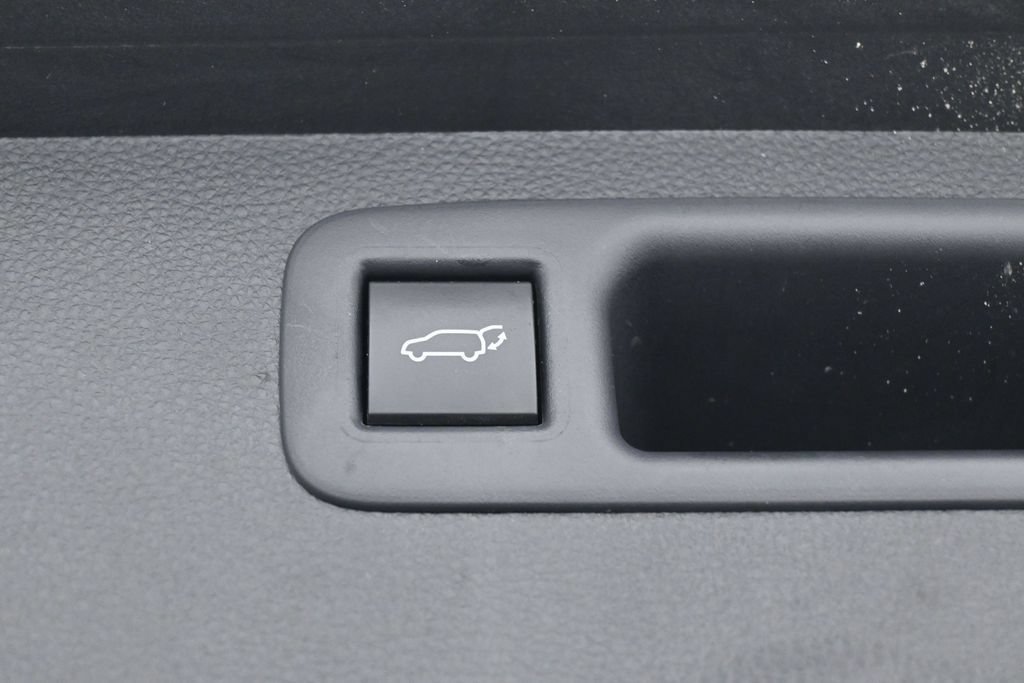 Used 2022 Toyota Highlander XLE FWD image 37