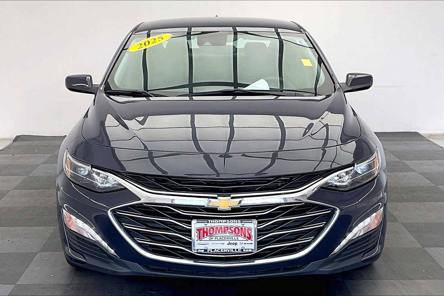 Used 2025 Chevrolet Malibu LT FWD image 2