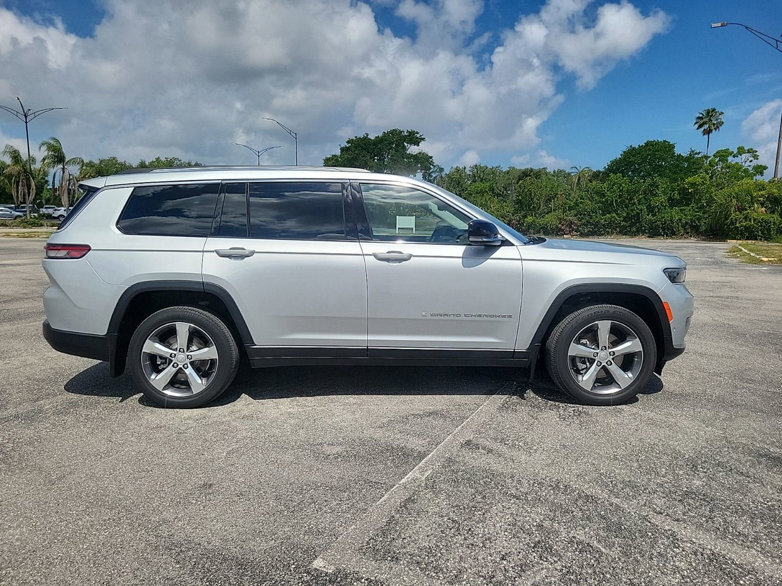 Used 2021 Jeep Grand Cherokee L Limited w/ Luxury Tech Group II AWD/4WD image 5
