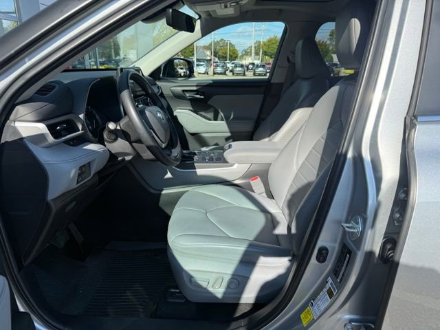 Used 2023 Toyota Highlander XLE image 19