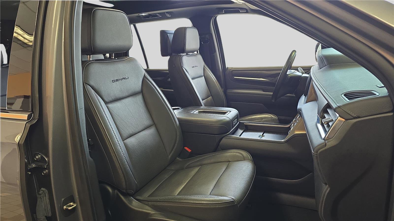 Used 2021 GMC Yukon Denali w/ Denali Ultimate Package image 12