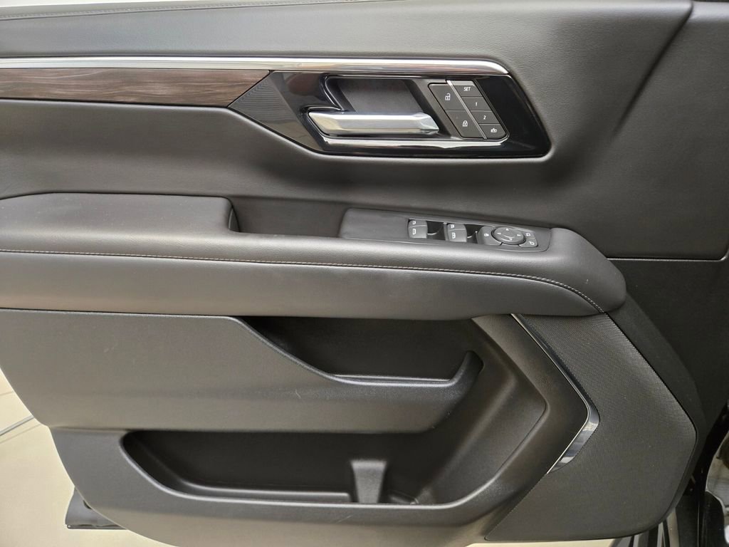 Used 2025 Chevrolet Suburban LT AWD/4WD image 30