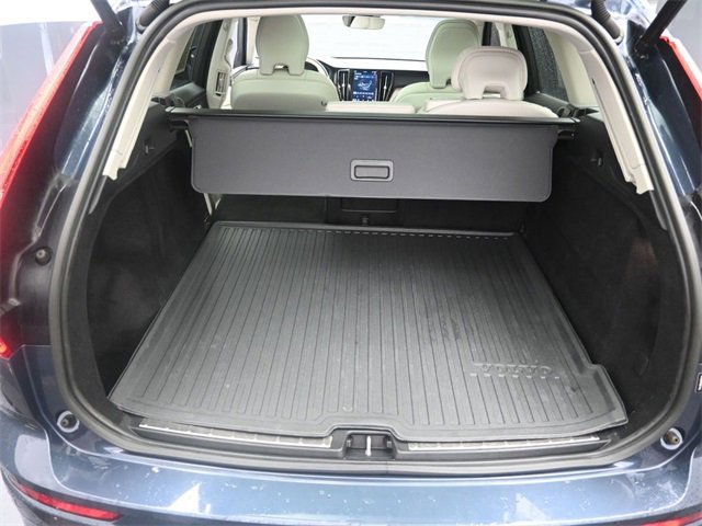 Used 2022 Volvo XC60 B5 Momentum w/ Climate Package image 26
