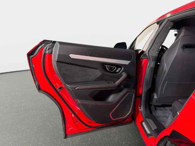 Used 2020 Lamborghini Urus AWD/4WD image 32