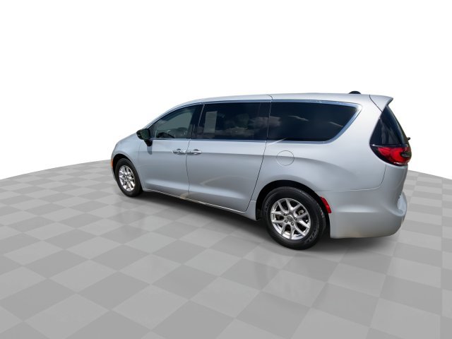 Used 2024 Chrysler Pacifica Touring-L FWD image 8