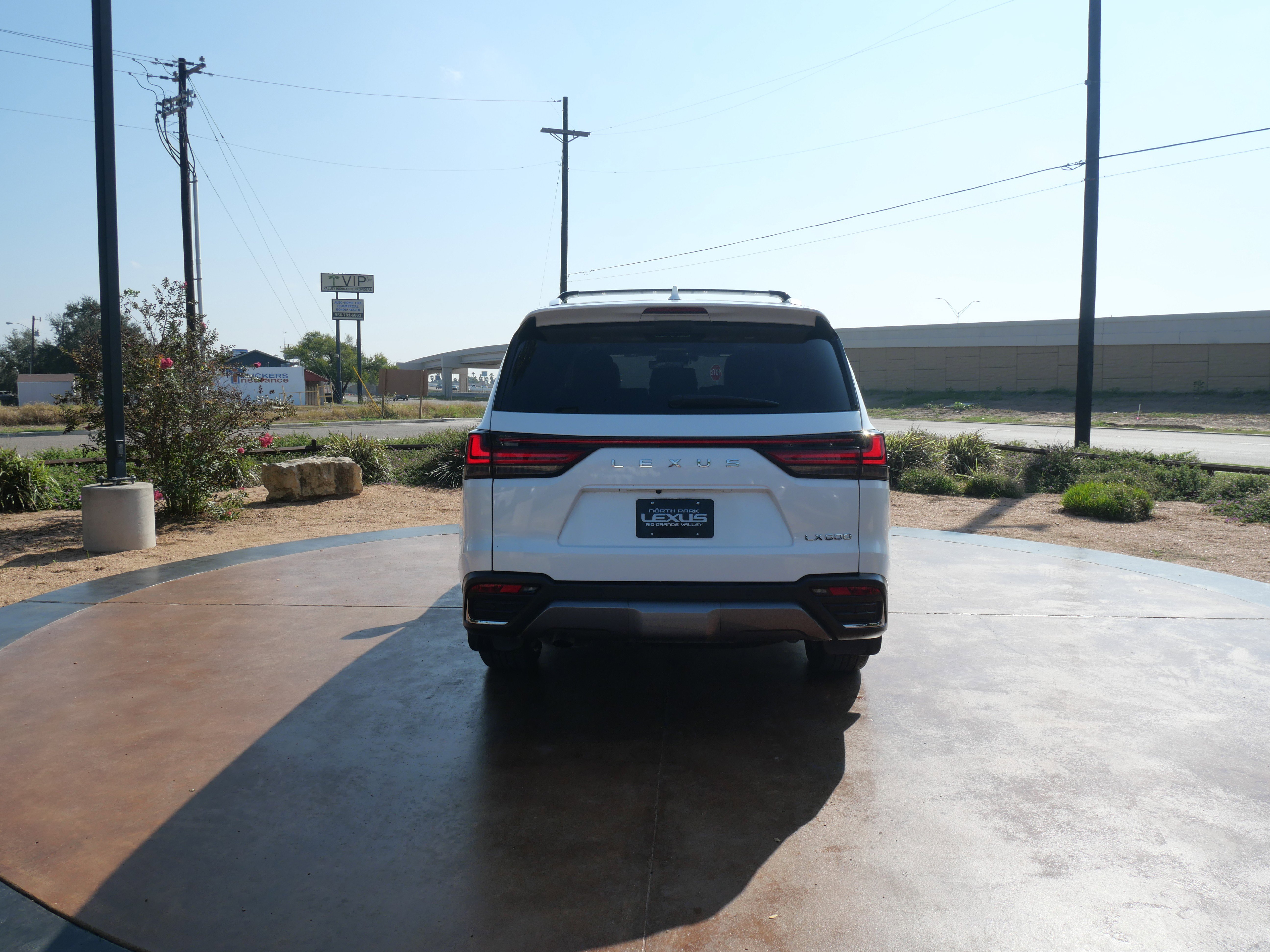 Used 2025 Lexus LX 600 4WD w/ Luxury Package image 3