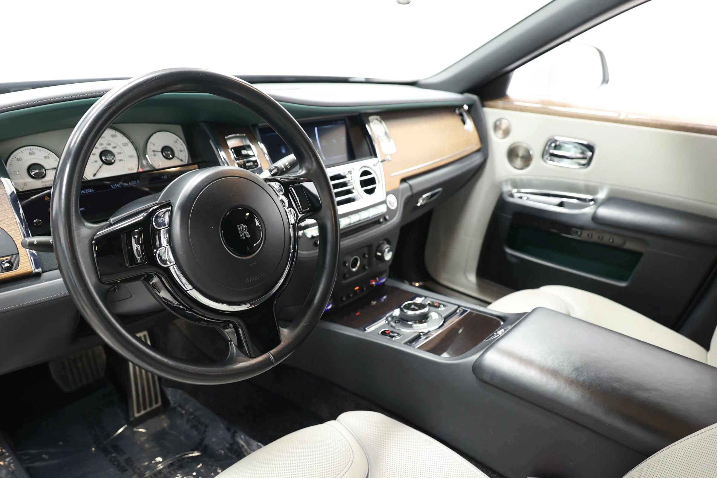 Used 2019 Rolls-Royce Ghost image 2