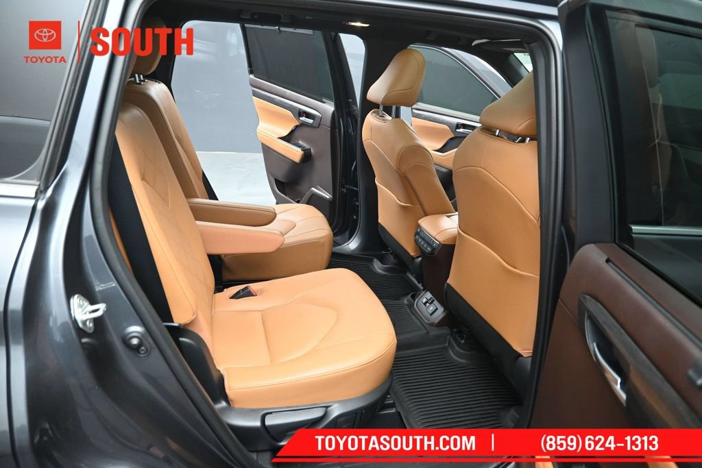 Used 2020 Toyota Highlander Platinum AWD/4WD image 32