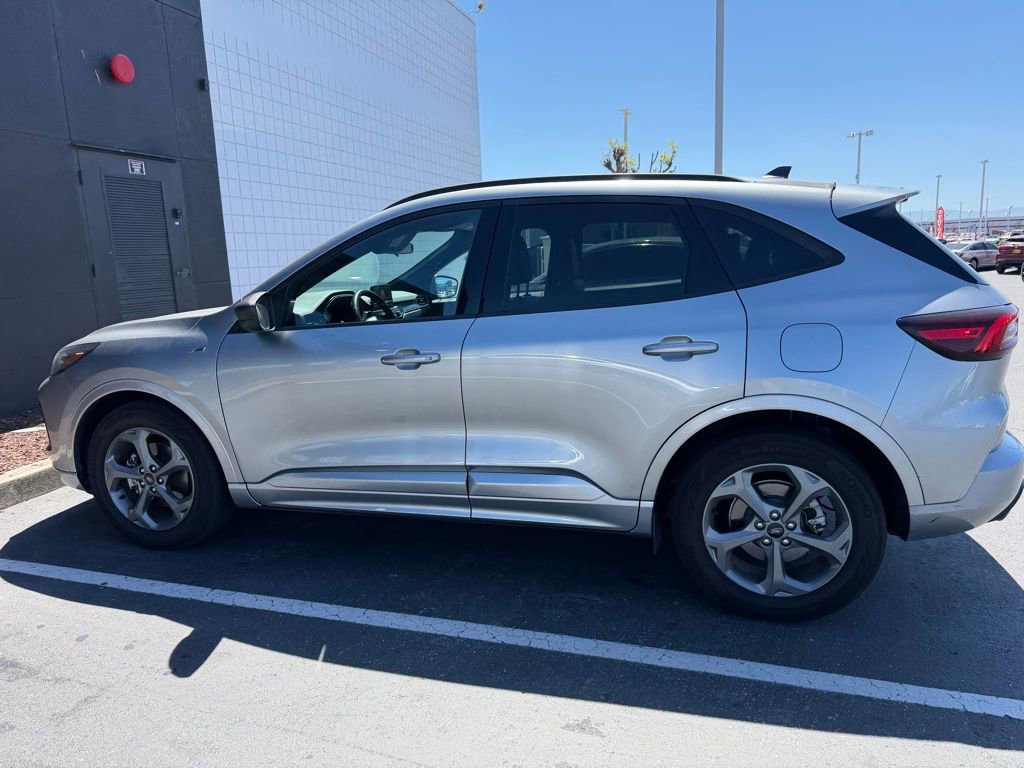 Used 2024 Ford Escape ST-Line image 2