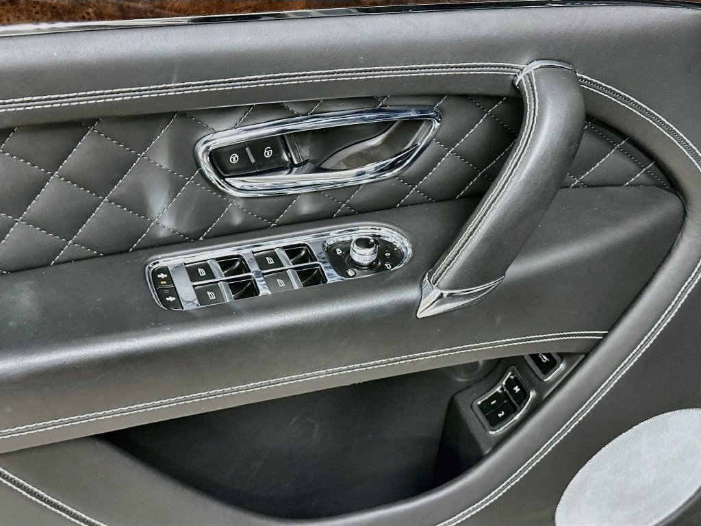 Used 2018 Bentley Bentayga AWD/4WD image 19
