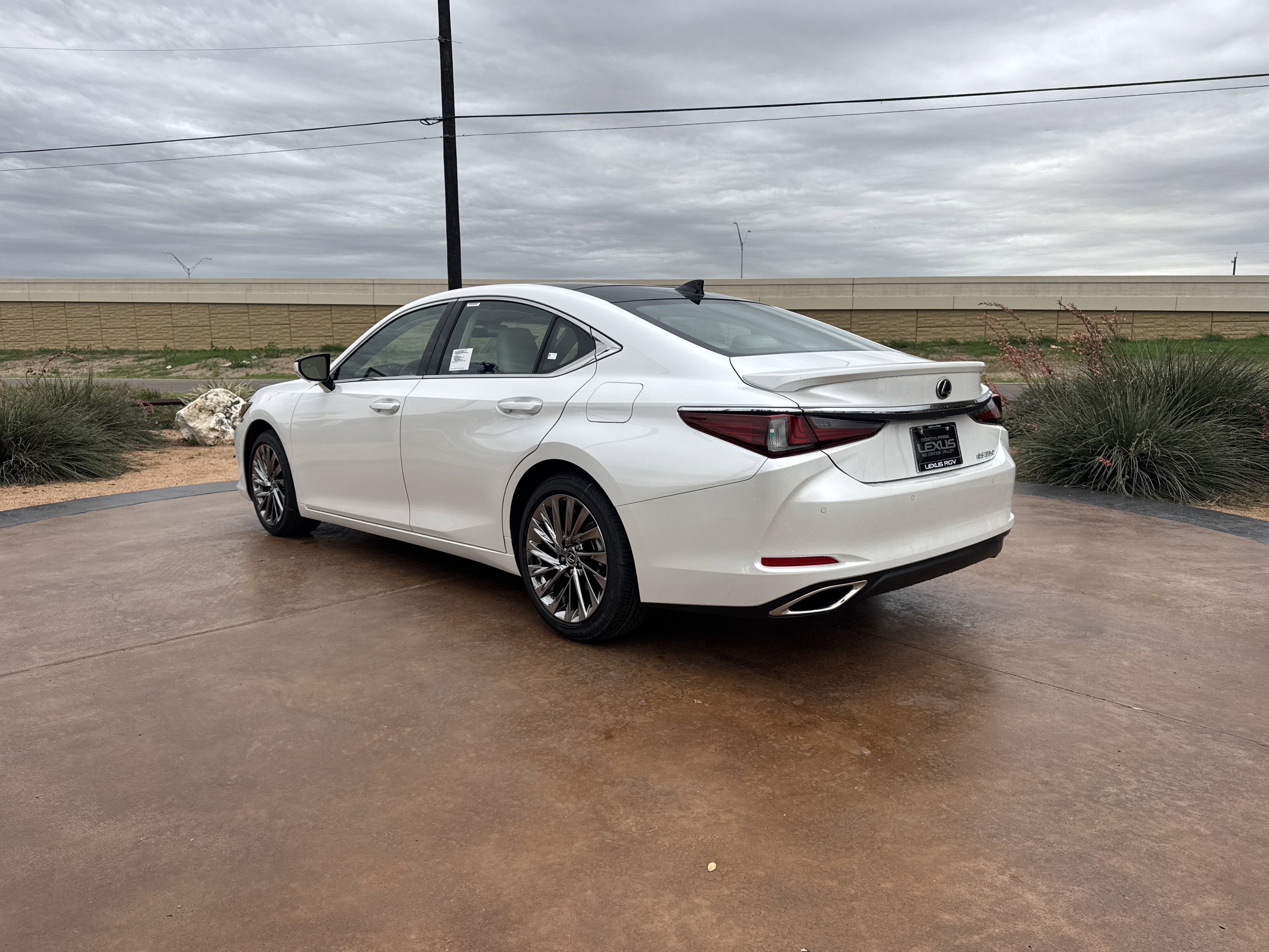 New 2025 Lexus ES 350 Ultra Luxury image 4