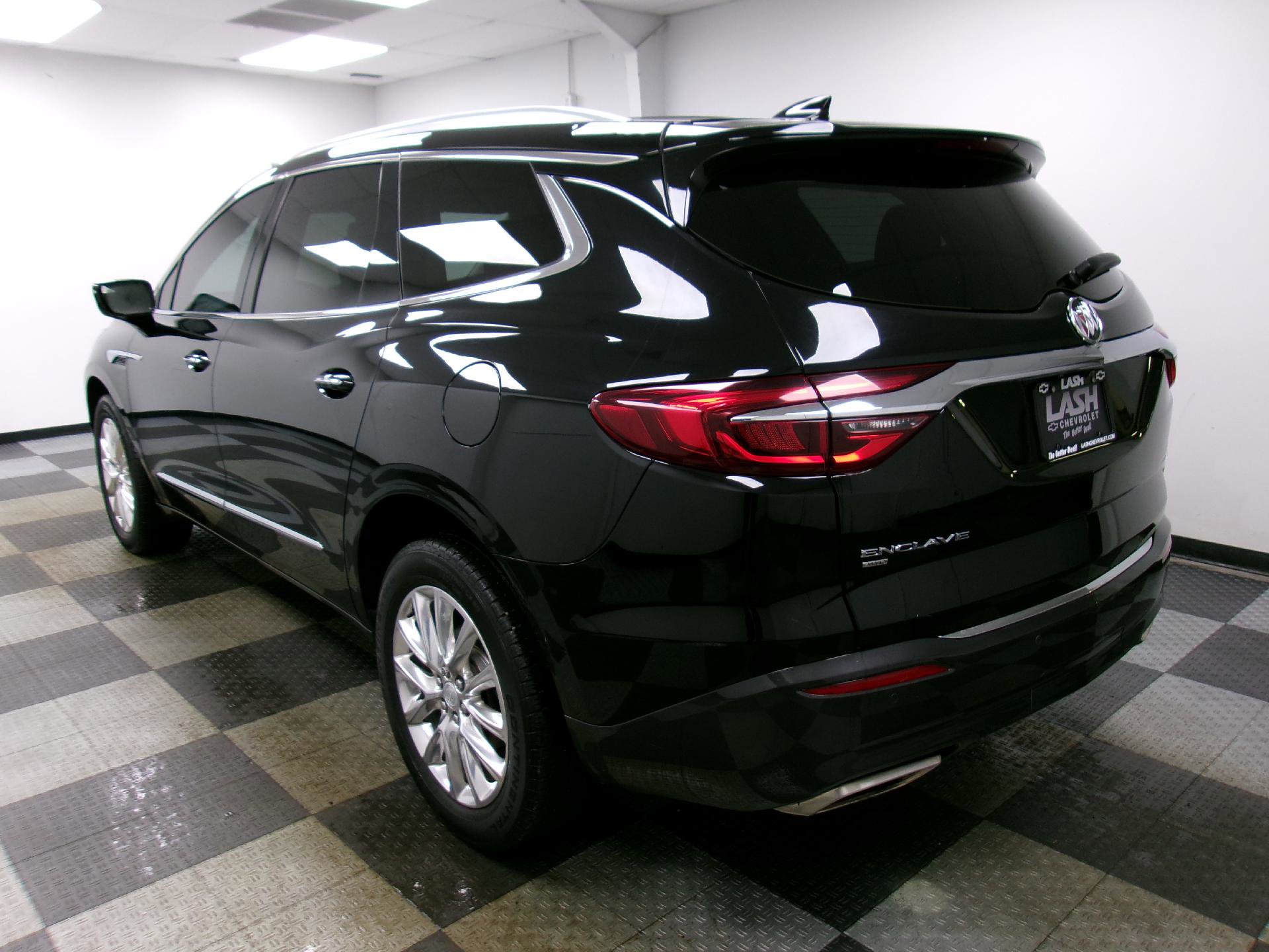 Used 2021 Buick Enclave Essence image 2