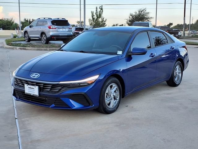 Used 2026 Hyundai Elantra SE FWD image 3