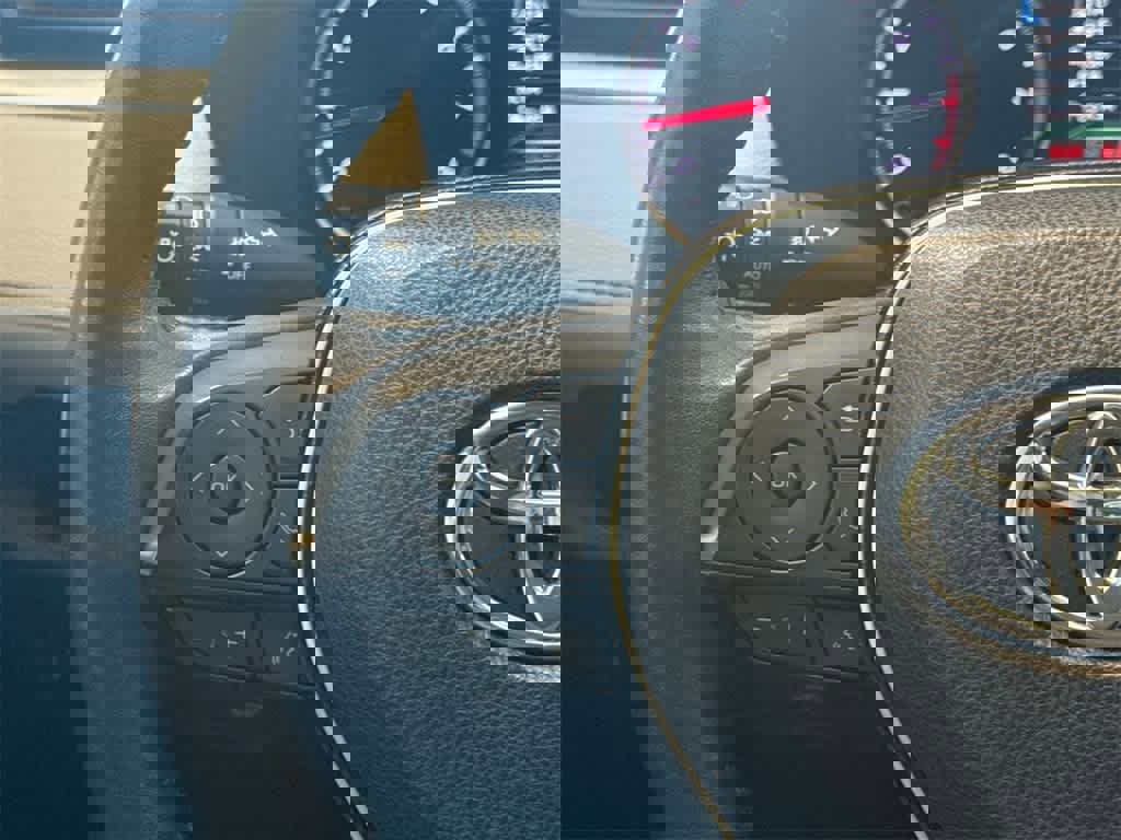 Used 2021 Toyota RAV4 XLE Premium image 25