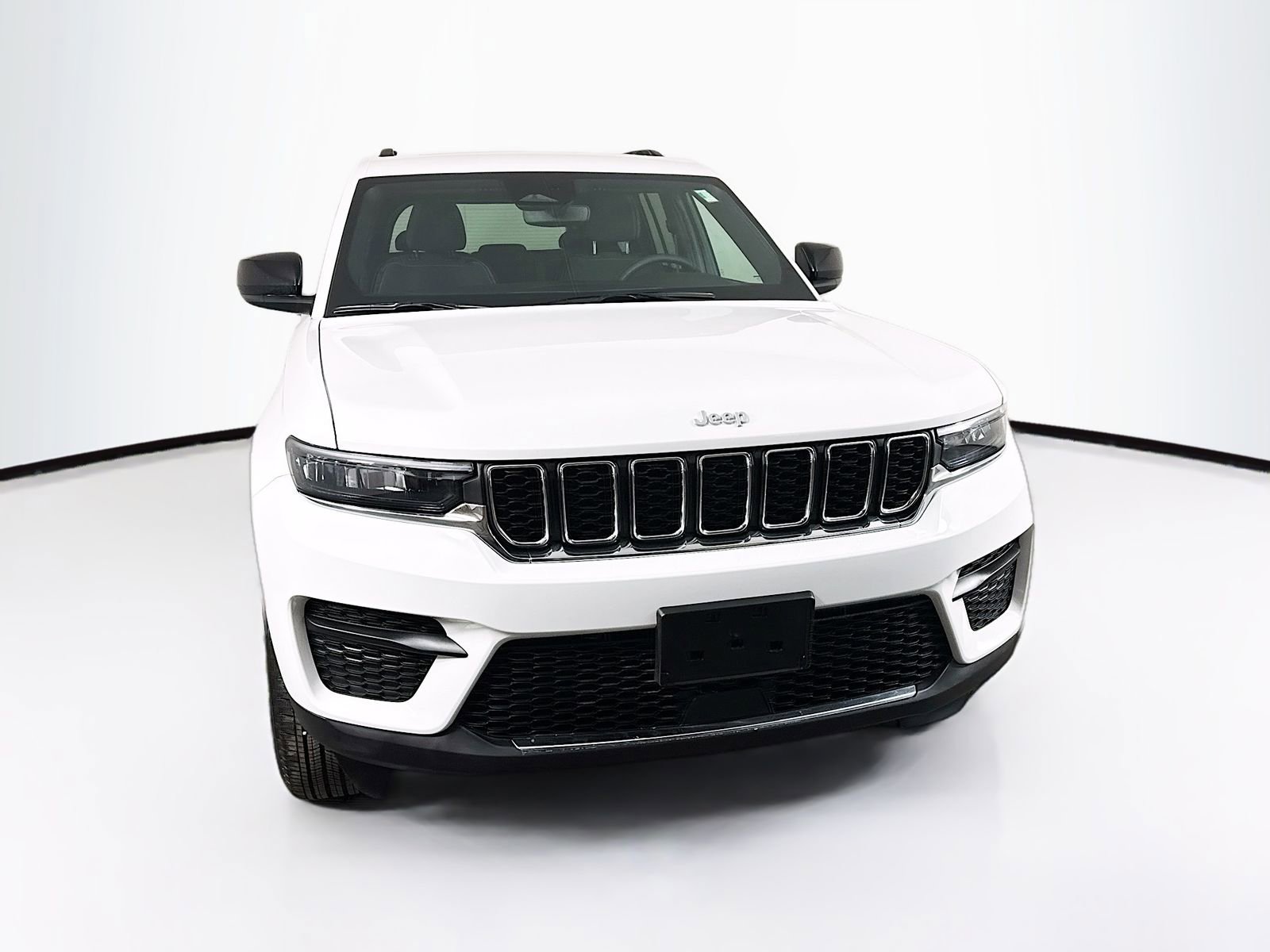 Used 2024 Jeep Grand Cherokee Laredo X image 2