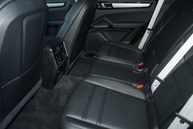 Certified 2023 Porsche Cayenne Platinum Edition image 25