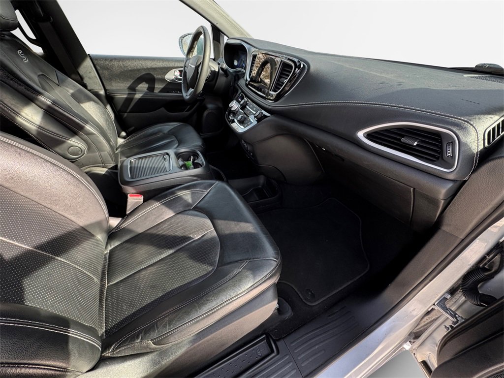 Certified 2022 Chrysler Pacifica Touring-L w/ S Appearance Package image 30