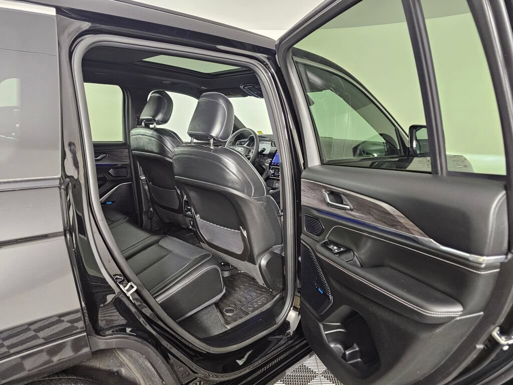 Used 2022 Jeep Grand Cherokee Overland AWD/4WD image 36