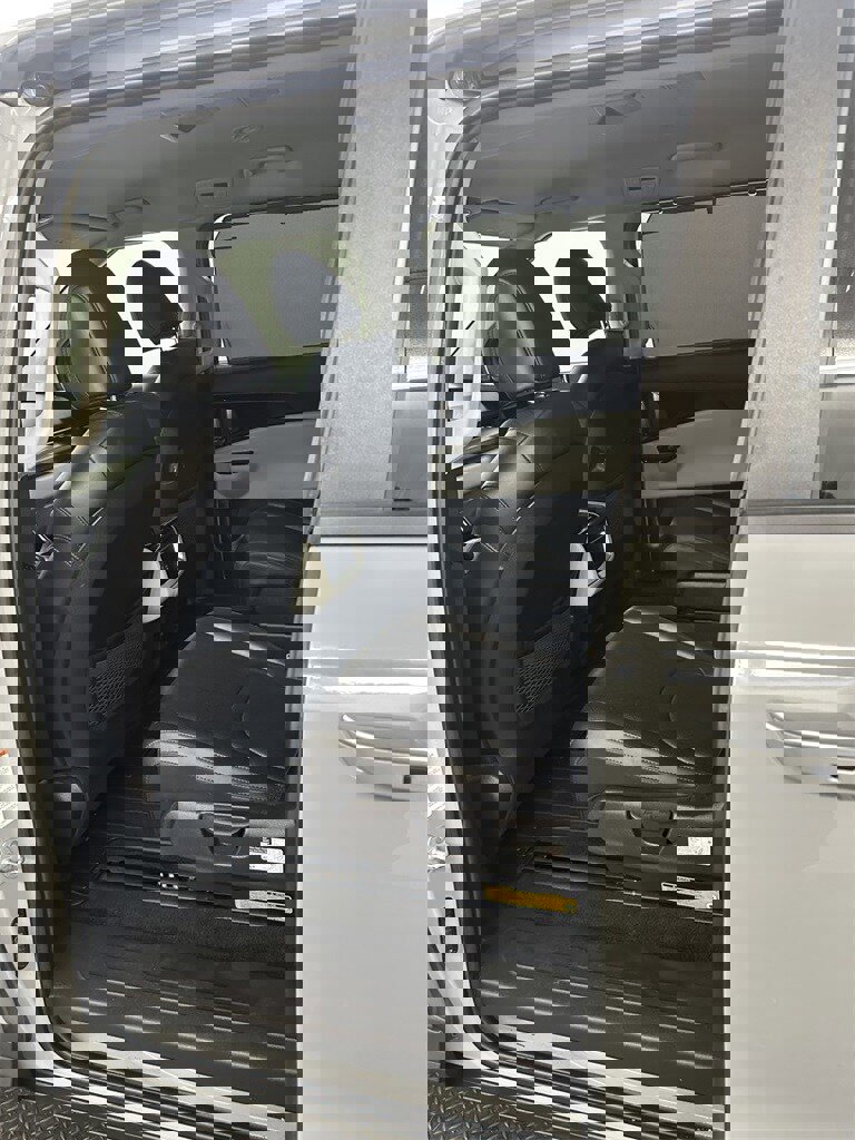 Used 2022 Kia Carnival EX image 24