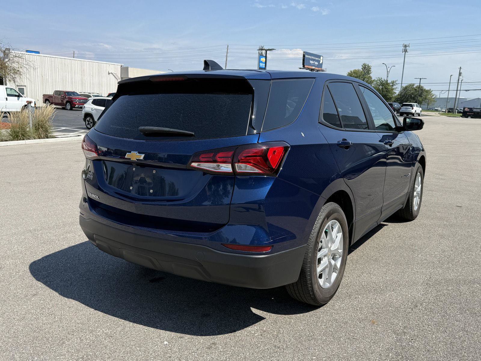 Used 2022 Chevrolet Equinox LS w/ LS Convenience Package FWD image 3