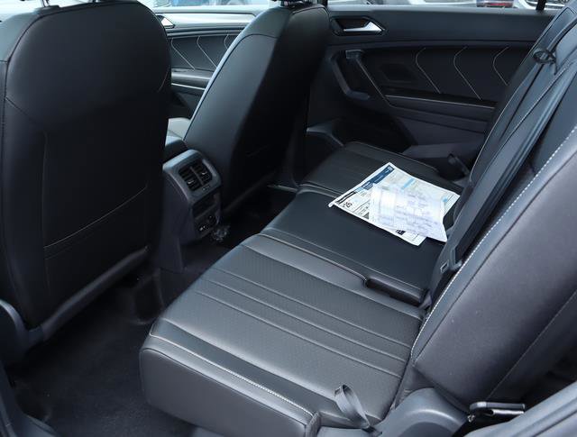 New 2024 Volkswagen Tiguan SE w/ Panoramic Sunroof Package FWD image 18
