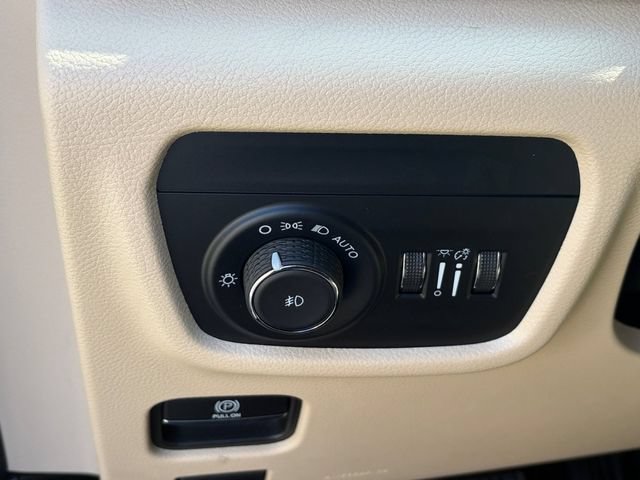 Used 2023 Jeep Grand Cherokee L Limited AWD/4WD image 5