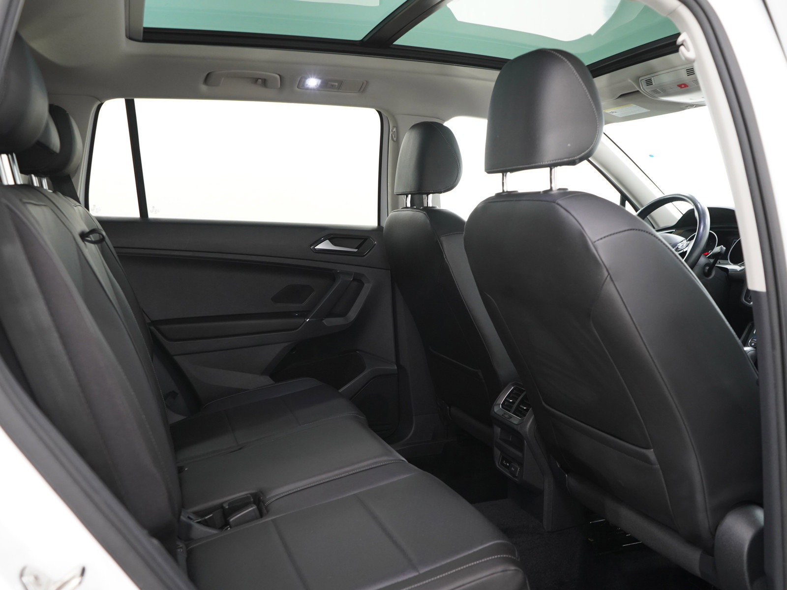 Used 2018 Volkswagen Tiguan SEL AWD/4WD image 14