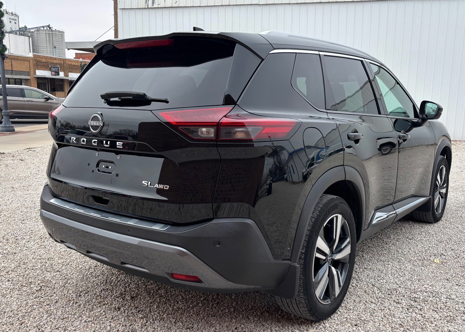 Used 2023 Nissan Rogue SL w/ SL Premium Package image 3