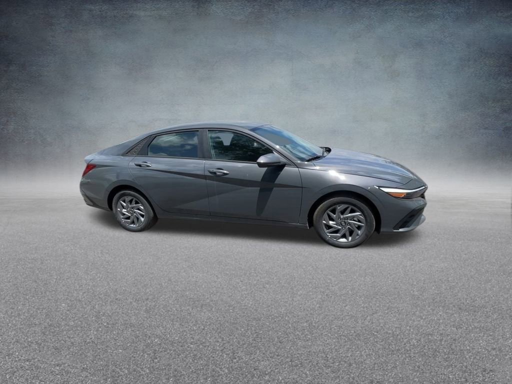 Certified 2025 Hyundai Elantra Hybrid FWD image 18