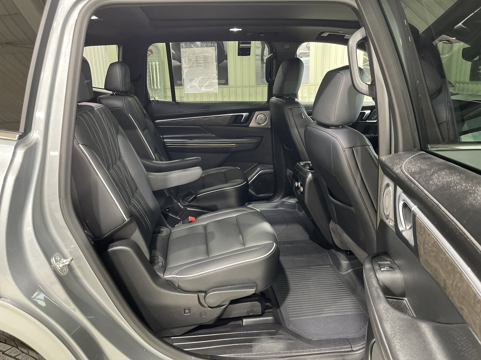 Used 2025 Buick Enclave Avenir w/ Trailering Package, 5000 lbs. AWD/4WD image 17