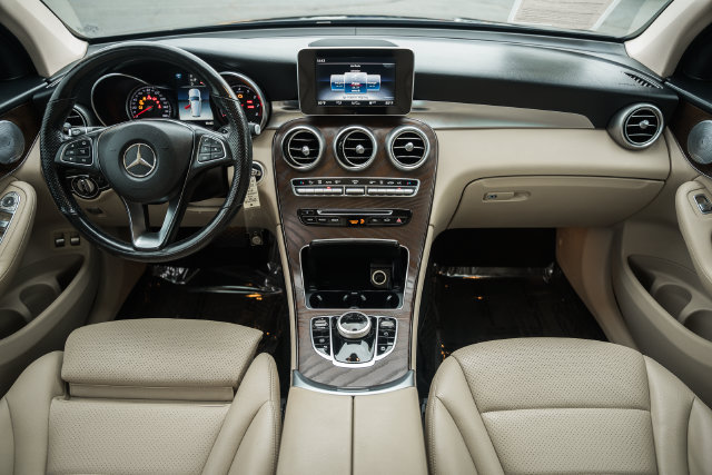 Used 2019 Mercedes-Benz GLC 350e 4MATIC w/ Premium Package image 22