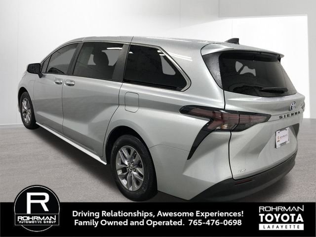 Used 2023 Toyota Sienna XLE AWD/4WD image 4