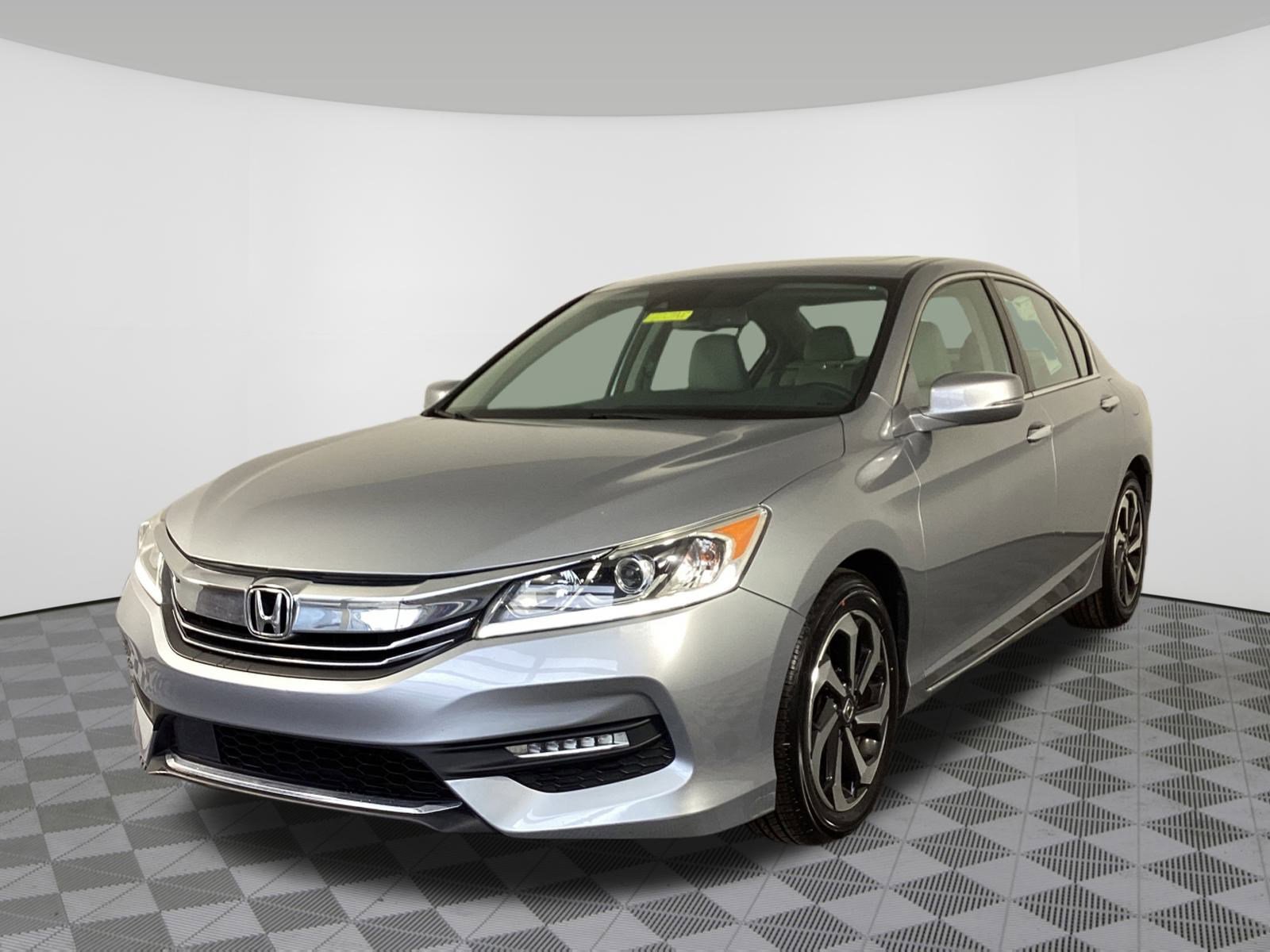Used 2017 Honda Accord EX-L image 2