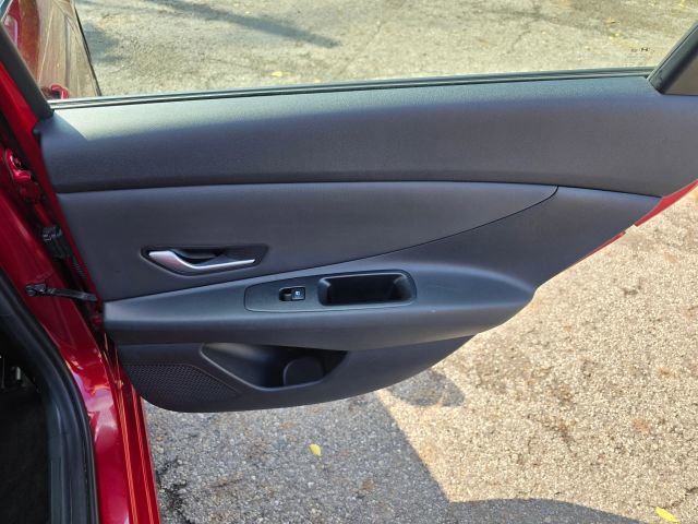 Used 2025 Hyundai Elantra SEL image 16