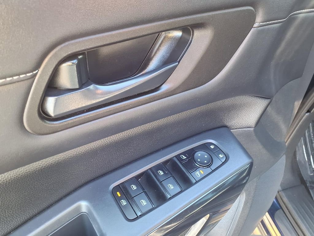 Used 2024 Nissan Pathfinder SV image 19