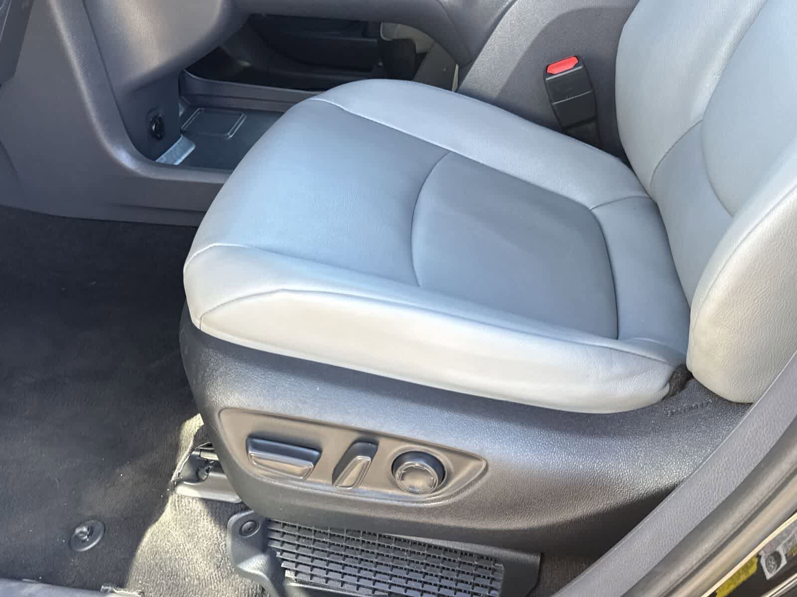 Used 2024 Toyota Sienna XLE FWD image 18