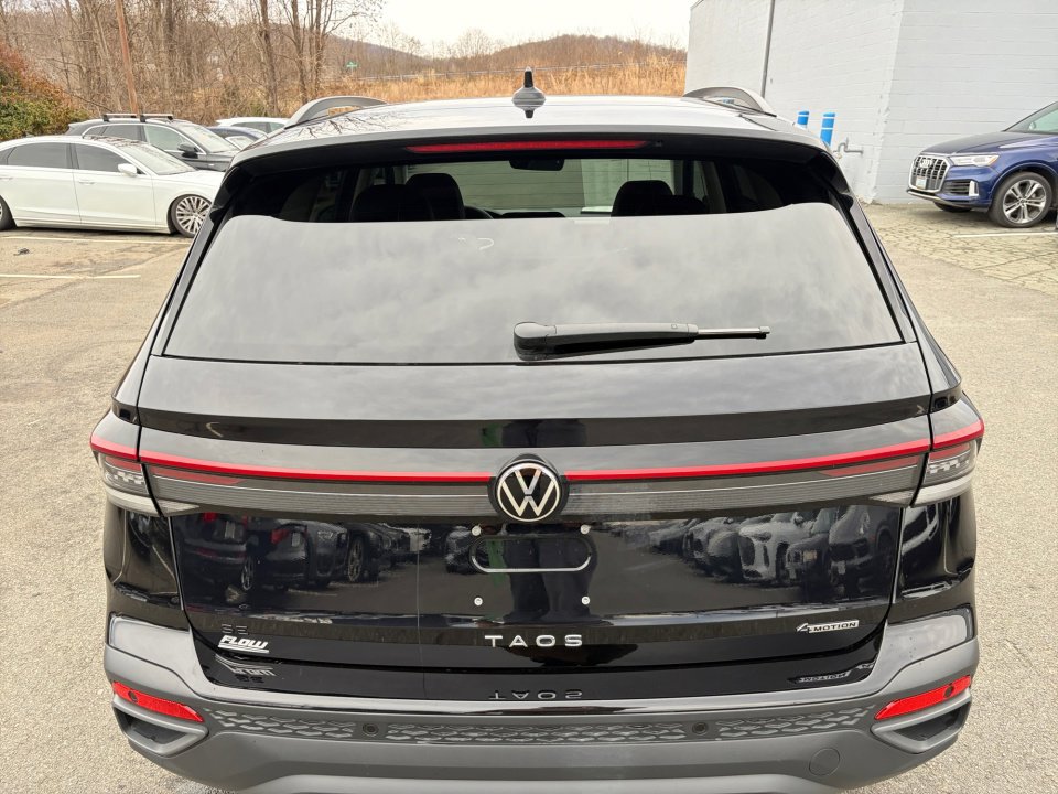 Used 2026 Volkswagen Taos SE AWD/4WD image 14